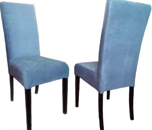 Nowoczesne krzesło drewniane tapicerowane z minimalistycznym designem i czarnymi, lakierowanymi nogami, pasujące do nowoczesnych wnętrz