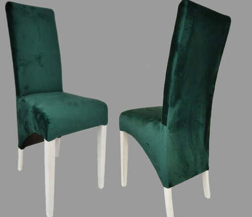 Nowoczesne krzesło drewniane tapicerowane z minimalistycznym designem i czarnymi, lakierowanymi nogami, pasujące do nowoczesnych wnętrz