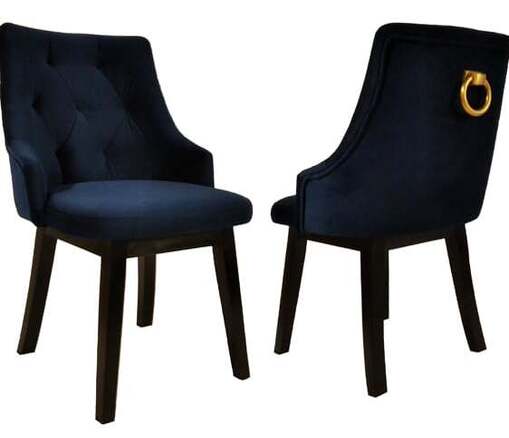 Nowoczesne krzesło drewniane tapicerowane z minimalistycznym designem i czarnymi, lakierowanymi nogami, pasujące do nowoczesnych wnętrz