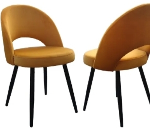 Nowoczesne krzesło drewniane tapicerowane z minimalistycznym designem i czarnymi, lakierowanymi nogami, pasujące do nowoczesnych wnętrz