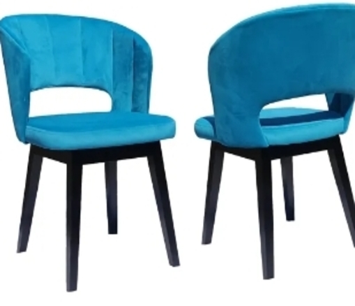 Nowoczesne krzesło drewniane tapicerowane z minimalistycznym designem i czarnymi, lakierowanymi nogami, pasujące do nowoczesnych wnętrz