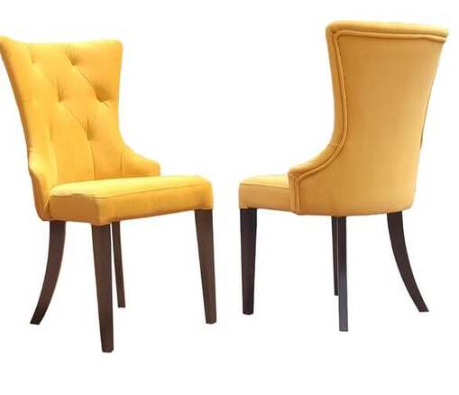 Nowoczesne krzesło drewniane tapicerowane z minimalistycznym designem i czarnymi, lakierowanymi nogami, pasujące do nowoczesnych wnętrz