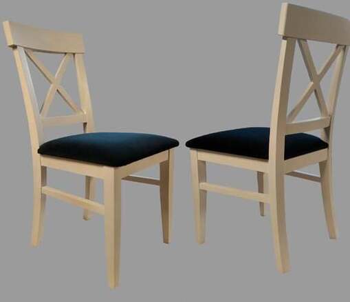 Klasyczne i tradycyjne krzesło drewniane z minimalistycznym designem i pasujące do rustykalnych wnętrz i w stylu vintage