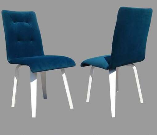 Nowoczesne krzesło drewniane tapicerowane z minimalistycznym designem i czarnymi, lakierowanymi nogami, pasujące do nowoczesnych wnętrz