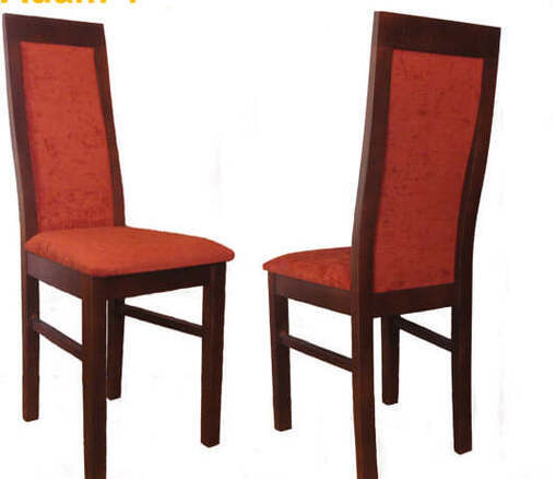 Klasyczne i tradycyjne krzesło drewniane z minimalistycznym designem i pasujące do rustykalnych wnętrz i w stylu vintage