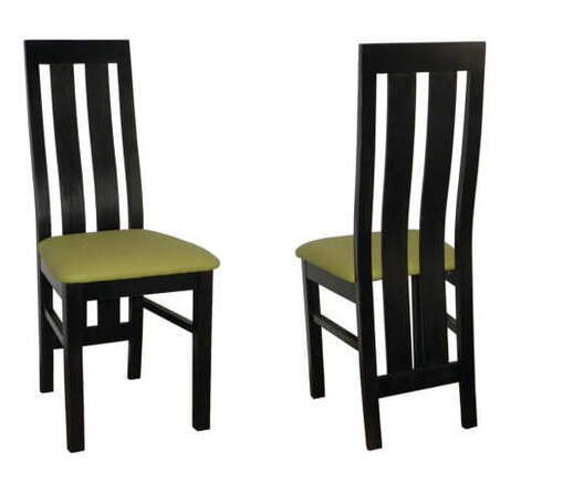 Klasyczne i tradycyjne krzesło drewniane z minimalistycznym designem i pasujące do rustykalnych wnętrz i w stylu vintage