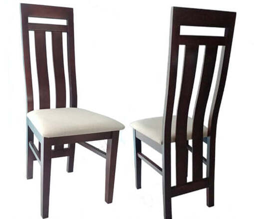 Klasyczne i tradycyjne krzesło drewniane z minimalistycznym designem i pasujące do rustykalnych wnętrz i w stylu vintage