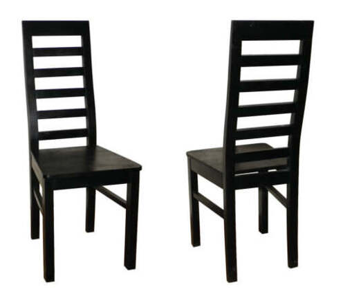 Klasyczne i tradycyjne krzesło drewniane z minimalistycznym designem i pasujące do rustykalnych wnętrz i w stylu vintage