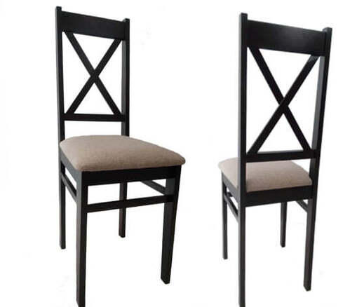 Klasyczne i tradycyjne krzesło drewniane z minimalistycznym designem i pasujące do rustykalnych wnętrz i w stylu vintage