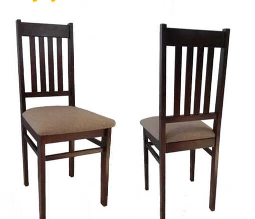 Klasyczne i tradycyjne krzesło drewniane z minimalistycznym designem i pasujące do rustykalnych wnętrz i w stylu vintage