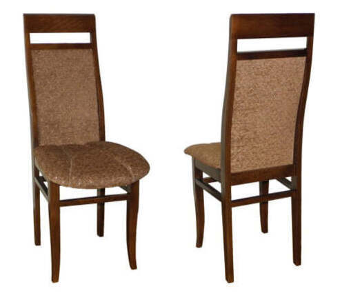 Klasyczne i tradycyjne krzesło drewniane z minimalistycznym designem i pasujące do rustykalnych wnętrz i w stylu vintage