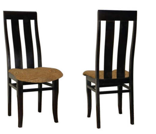 Klasyczne i tradycyjne krzesło drewniane z minimalistycznym designem i pasujące do rustykalnych wnętrz i w stylu vintage