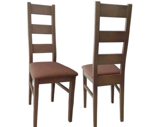 Klasyczne i tradycyjne krzesło drewniane z minimalistycznym designem i pasujące do rustykalnych wnętrz i w stylu vintage